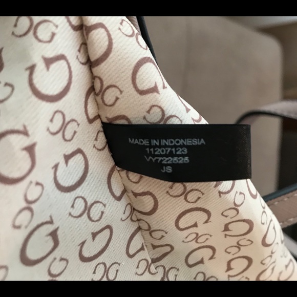 ♓️🅿️ NWT Guess large tote in taupe color - Picture 9 of 15